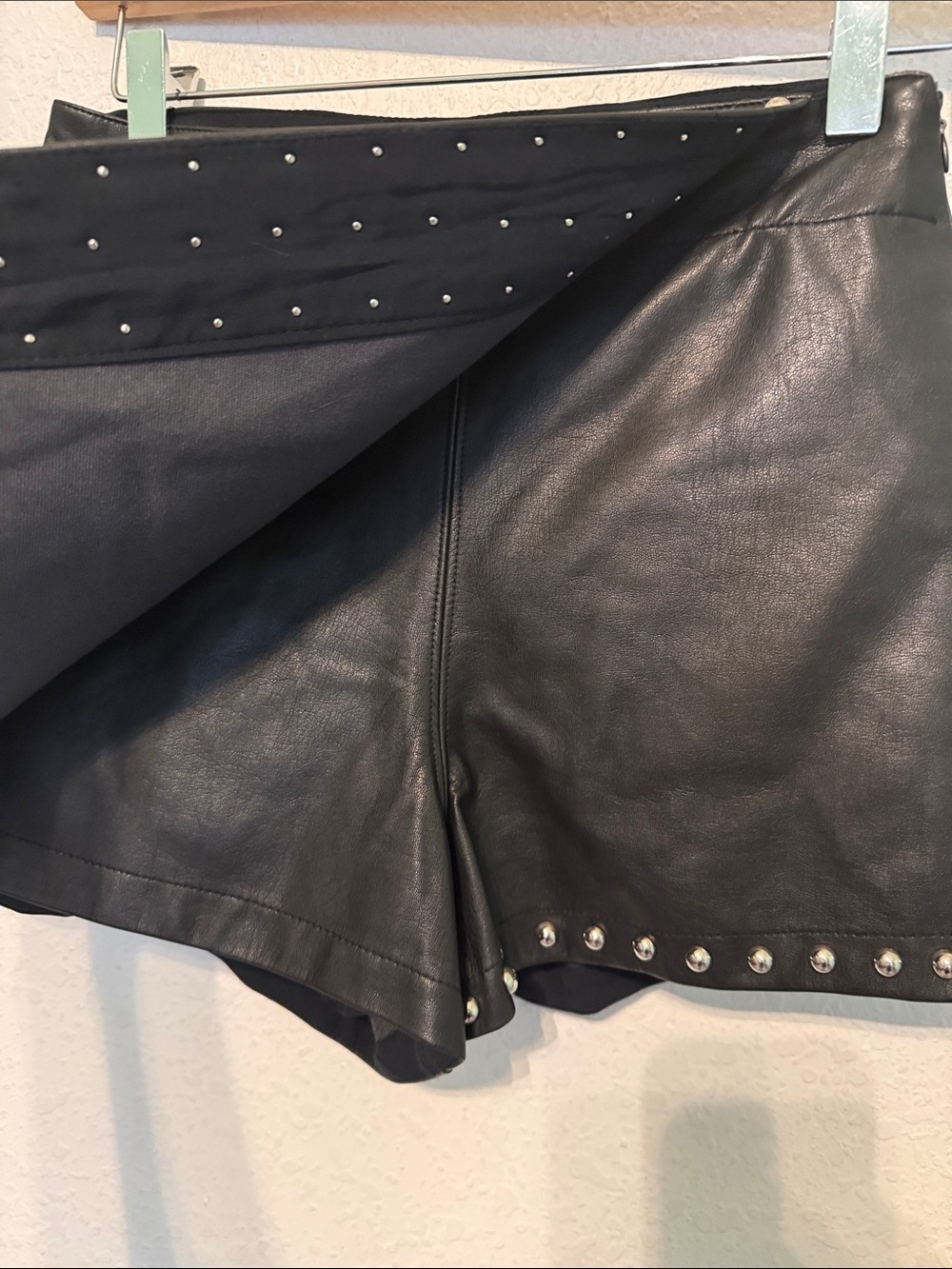 Perfect Free People Emmy Studded Faux Leather Mini Skort 0 - Picture 7 of 9